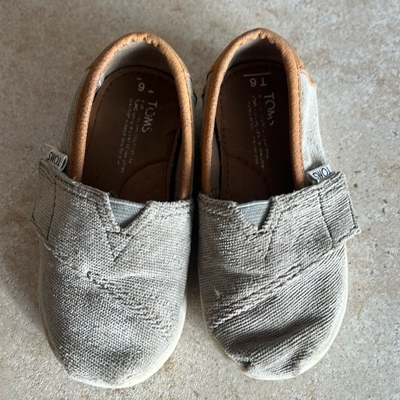 TOMS toddler shoes - Picture 1 of 8
